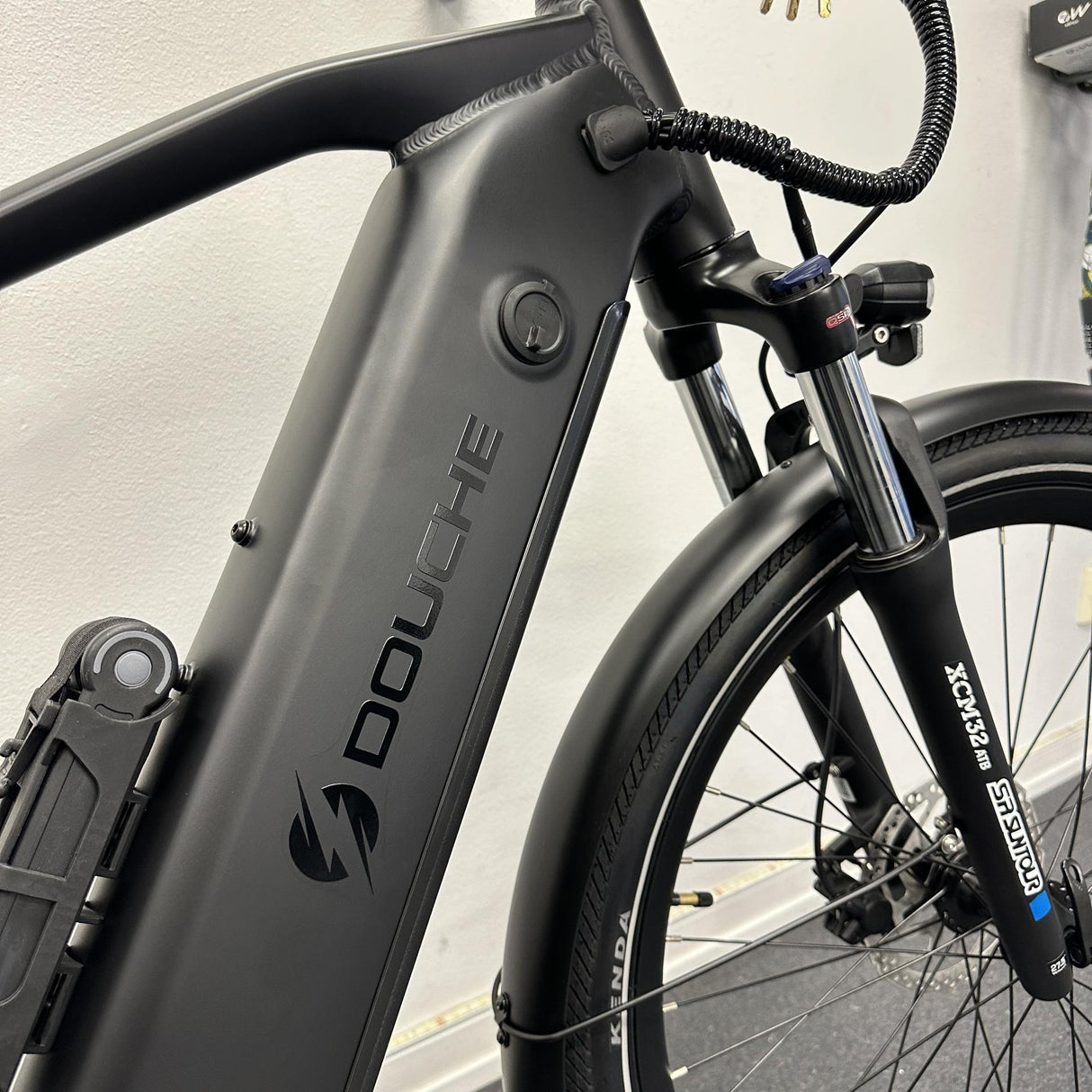 Elcykel DOUCHEBIKE 250W ELIT - mittmotor - remdrift - räckvidd 110km