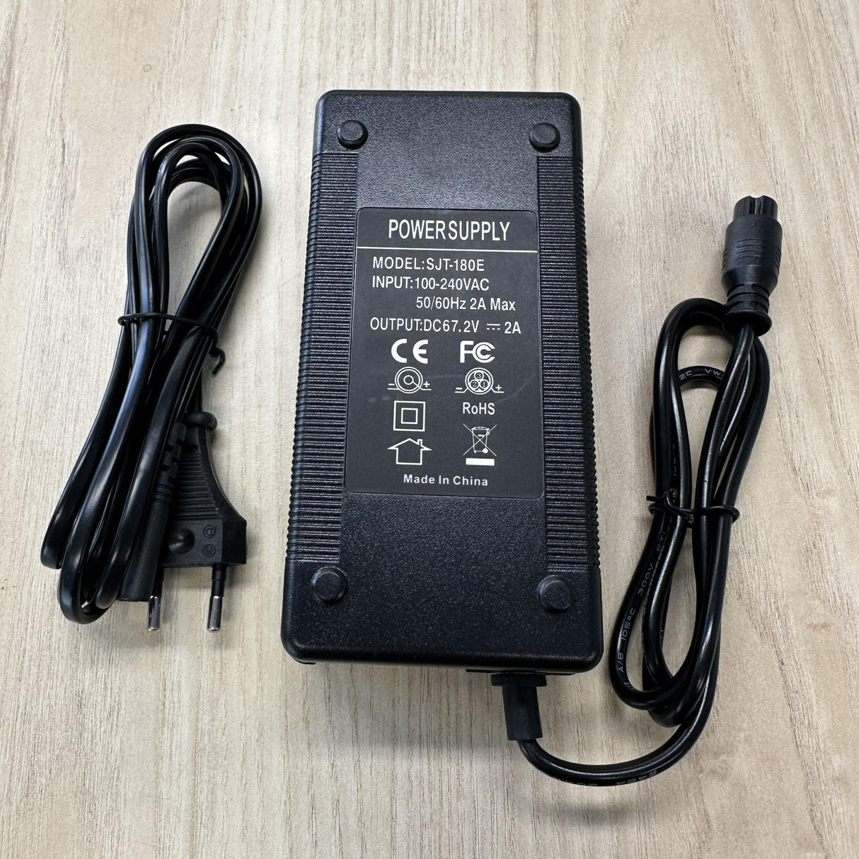 Laddare till elscooter 60V - output 67,2Volt - GX16 kontakt