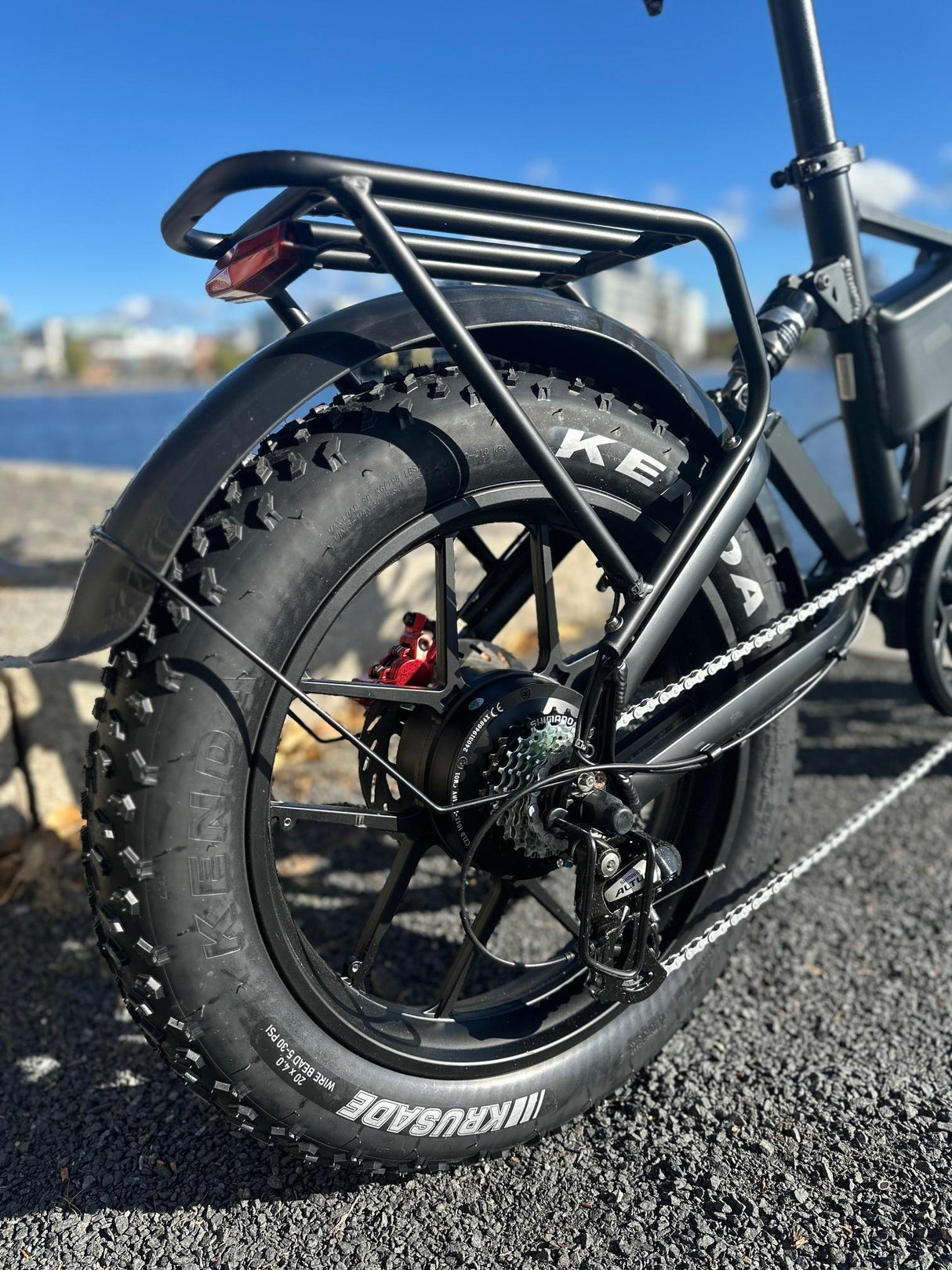 Elcykel DOUCHEBIKE 750W STILETTE - Hydrauliska bromsar - Räckvidd 70km - Hopfällbar