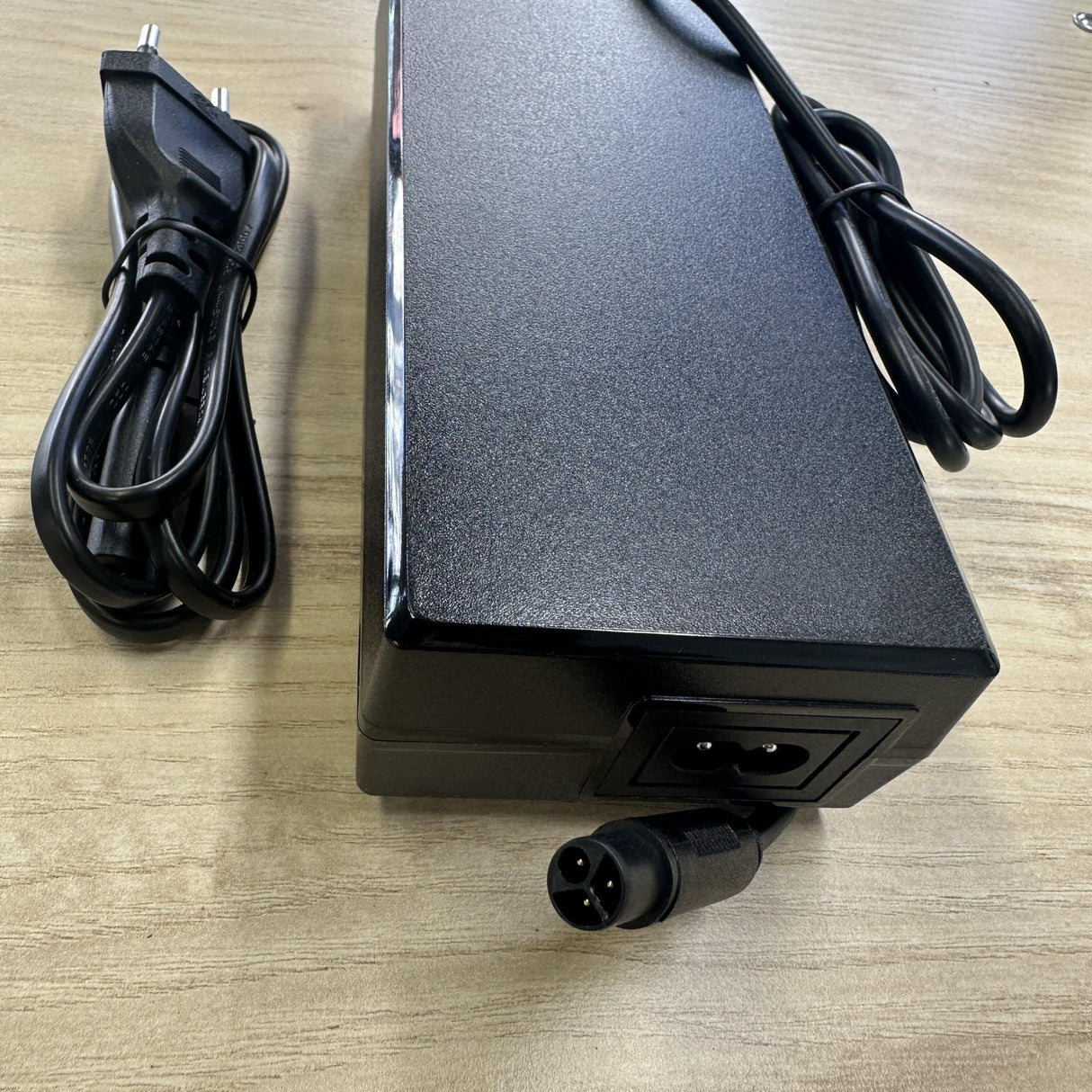 Laddare 52V elsystem - output 58,8V - mini XLR
