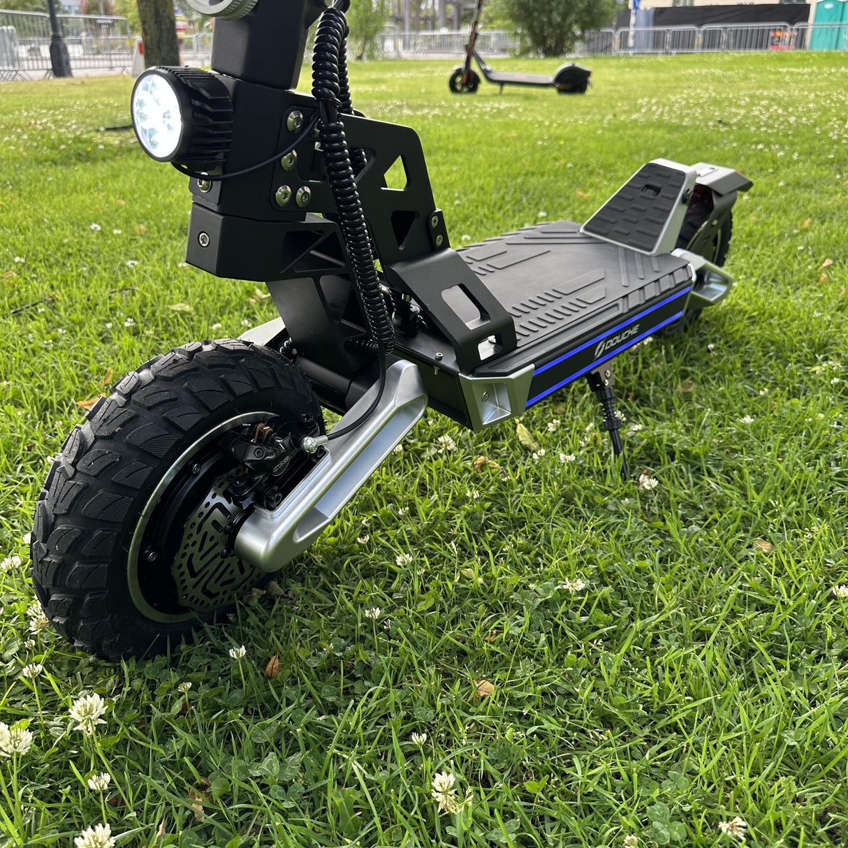 Elsparkcykel DOUCHE SPEAR 1000W+1000W - räckvidd 80 km
