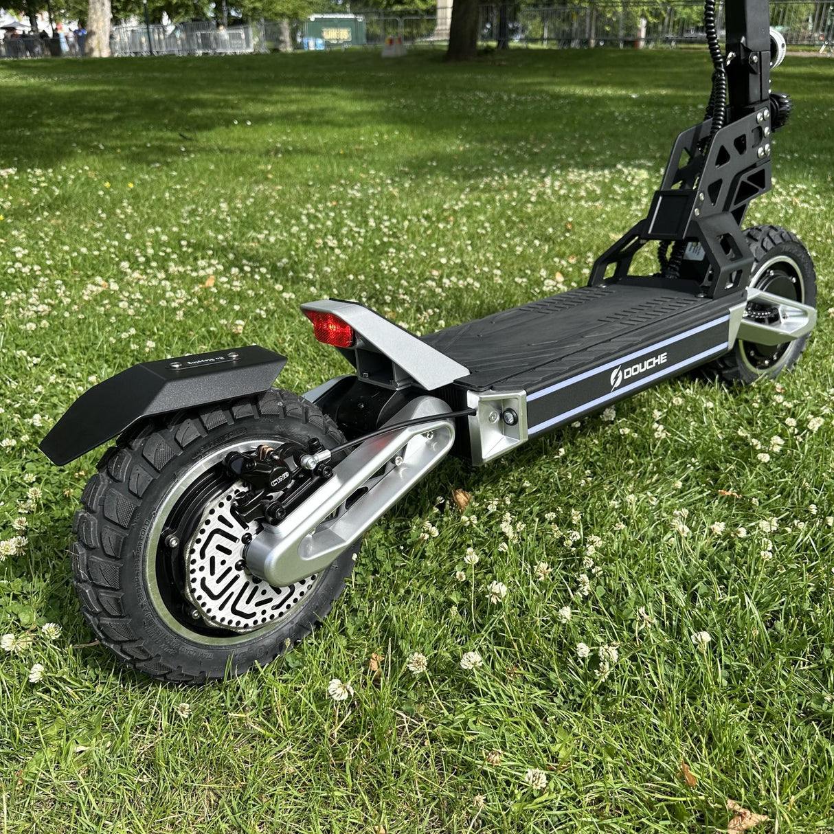 Elsparkcykel DOUCHE SPEAR 1000W+1000W - räckvidd 80 km