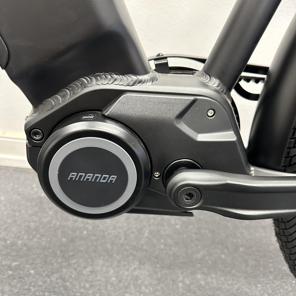 Elcykel DOUCHEBIKE 250W ELIT - mittmotor - remdrift - räckvidd 110km