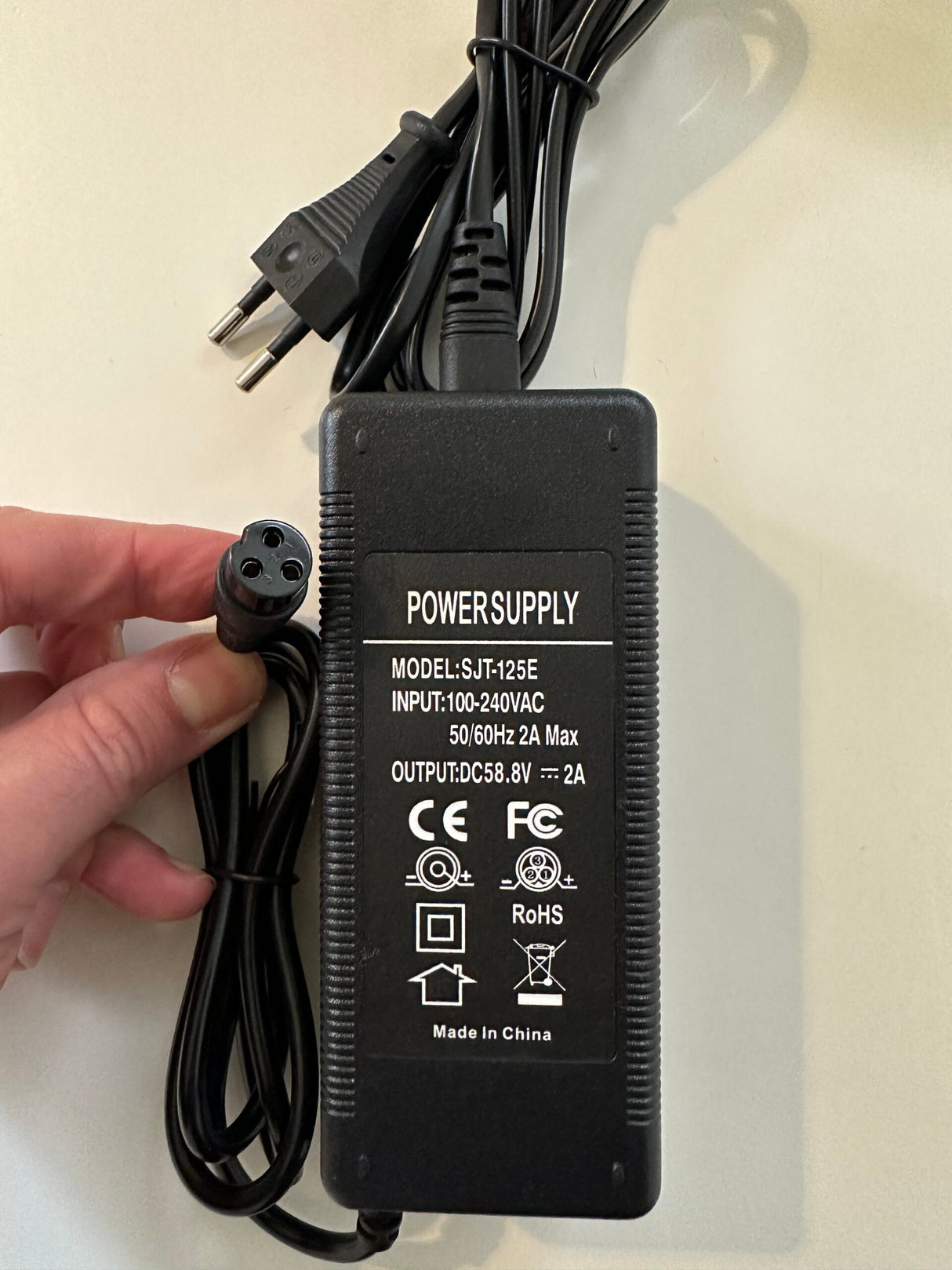 Batteriladdare till elscooter 52V elsystem - GX16 kontakt - output 58,8V