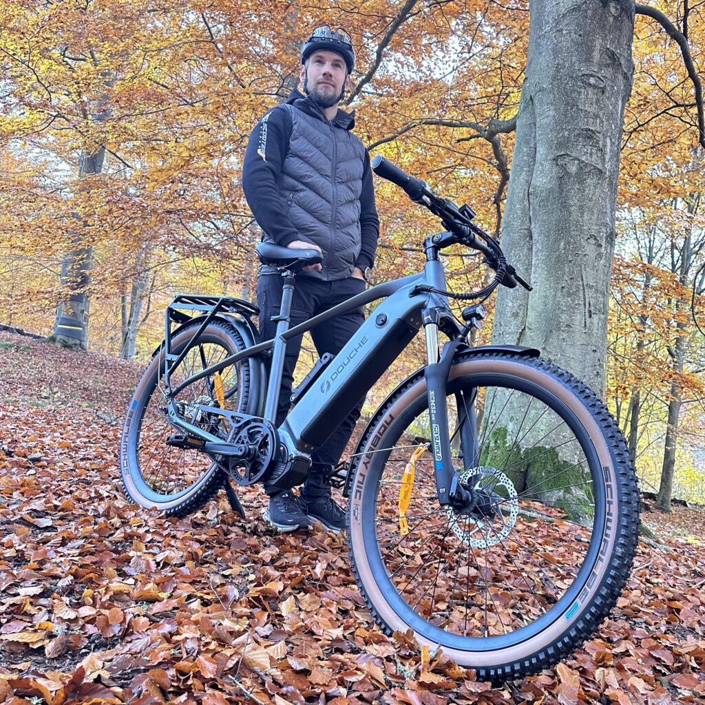 Håll koll på regler för elcykel och elscooter | Vi svarar på de vanligaste frågorna. 2 framifran host jeppe Håll koll på regler för elcykel och elscooter | Vi svarar på de vanligaste frågorna.
