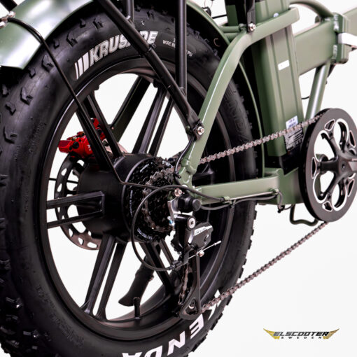 Elscooter Sweden Gron Elcykel 8 scaled Vi presenterar Elcykel DOUCHEBIKE 1000W PLUS, en exceptionell kombination av kraft och finess för den moderna cyklisten. Påbörja en resa av effektivitet och stil med denna toppmoderna e-cykel. Elcykel DOUCHEBIKE 1000W PLUS - Hopfällbar - Räckvidd 100km