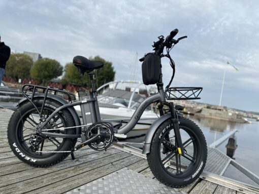 IMG 0070 scaled Utforska den senaste innovationen från Elscooter Sweden - Hopfällbar Elcykel DOUCHEBIKE 1000W SVAN. Denna cykel är en revolution inom elcyklar, kombinerar kraftfull prestanda med oöverträffad flexibilitet. Elcykel DOUCHEBIKE 1000W SVAN - hopfällbar - räckvidd 100km