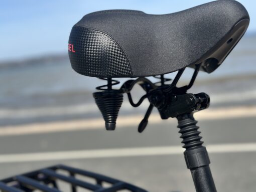 gggggg87 scaled Vi presenterar Elcykel DOUCHEBIKE 1000W PLUS, en exceptionell kombination av kraft och finess för den moderna cyklisten. Påbörja en resa av effektivitet och stil med denna toppmoderna e-cykel. Elcykel DOUCHEBIKE 1000W PLUS - Hopfällbar - Räckvidd 100km