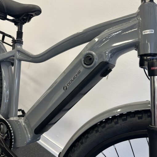 image00003 scaled <h2>DOUCHEBIKE 1000W PATRON...</h2> är en MTB elcykel som man kan ta bort stänkskärmarna och pakethållaren på om man vill ha en råare och coolare look på cykeln. Cykeln är mycket mångsidig och passar för de flesta sammanhangen, både grus och asfalt och skogen. Motorn är mycket stark på hela 1000W som ger dig extra kraft i uppförsbackarna. Elcykel DOUCHEBIKE 1000W PATRON - Räckvidd 100 km