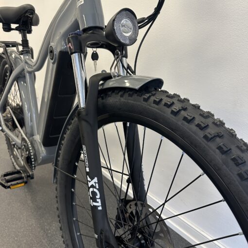 image00004 scaled <h2>DOUCHEBIKE 1000W PATRON...</h2> är en MTB elcykel som man kan ta bort stänkskärmarna och pakethållaren på om man vill ha en råare och coolare look på cykeln. Cykeln är mycket mångsidig och passar för de flesta sammanhangen, både grus och asfalt och skogen. Motorn är mycket stark på hela 1000W som ger dig extra kraft i uppförsbackarna. Elcykel DOUCHEBIKE 1000W PATRON - Räckvidd 100 km