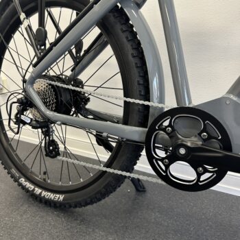 image00006 <h2>DOUCHEBIKE 1000W PATRON...</h2> är en MTB elcykel som man kan ta bort stänkskärmarna och pakethållaren på om man vill ha en råare och coolare look på cykeln. Cykeln är mycket mångsidig och passar för de flesta sammanhangen, både grus och asfalt och skogen. Motorn är mycket stark på hela 1000W som ger dig extra kraft i uppförsbackarna. Elcykel DOUCHEBIKE 1000W PATRON - Räckvidd 100 km