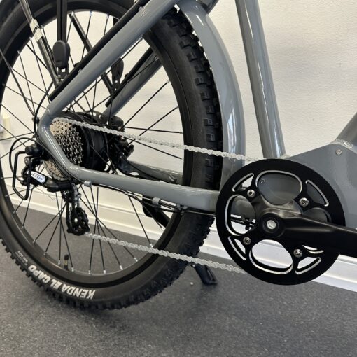 image00006 scaled <h2>DOUCHEBIKE 1000W PATRON...</h2> är en MTB elcykel som man kan ta bort stänkskärmarna och pakethållaren på om man vill ha en råare och coolare look på cykeln. Cykeln är mycket mångsidig och passar för de flesta sammanhangen, både grus och asfalt och skogen. Motorn är mycket stark på hela 1000W som ger dig extra kraft i uppförsbackarna. Elcykel DOUCHEBIKE 1000W PATRON - Räckvidd 100 km