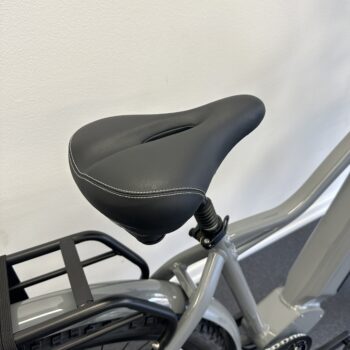 image00007 <h2>DOUCHEBIKE 1000W PATRON...</h2> är en MTB elcykel som man kan ta bort stänkskärmarna och pakethållaren på om man vill ha en råare och coolare look på cykeln. Cykeln är mycket mångsidig och passar för de flesta sammanhangen, både grus och asfalt och skogen. Motorn är mycket stark på hela 1000W som ger dig extra kraft i uppförsbackarna. Elcykel DOUCHEBIKE 1000W PATRON - Räckvidd 100 km