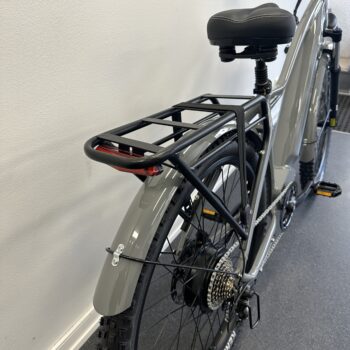image00008 <h2>DOUCHEBIKE 1000W PATRON...</h2> är en MTB elcykel som man kan ta bort stänkskärmarna och pakethållaren på om man vill ha en råare och coolare look på cykeln. Cykeln är mycket mångsidig och passar för de flesta sammanhangen, både grus och asfalt och skogen. Motorn är mycket stark på hela 1000W som ger dig extra kraft i uppförsbackarna. Elcykel DOUCHEBIKE 1000W PATRON - Räckvidd 100 km