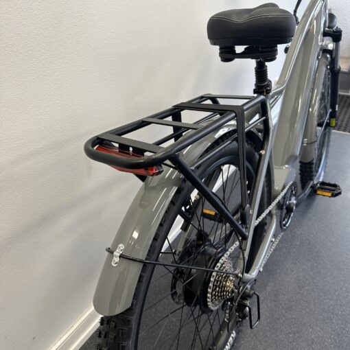 image00008 scaled <h2>DOUCHEBIKE 1000W PATRON...</h2> är en MTB elcykel som man kan ta bort stänkskärmarna och pakethållaren på om man vill ha en råare och coolare look på cykeln. Cykeln är mycket mångsidig och passar för de flesta sammanhangen, både grus och asfalt och skogen. Motorn är mycket stark på hela 1000W som ger dig extra kraft i uppförsbackarna. Elcykel DOUCHEBIKE 1000W PATRON - Räckvidd 100 km