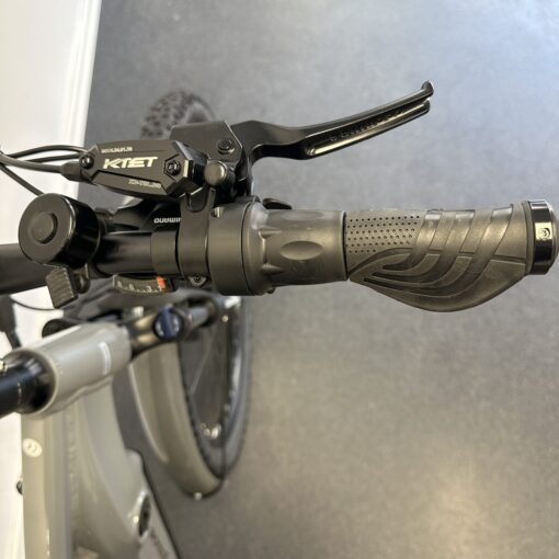 image00011 scaled e1712856964256 <h2>DOUCHEBIKE 1000W PATRON...</h2> är en MTB elcykel som man kan ta bort stänkskärmarna och pakethållaren på om man vill ha en råare och coolare look på cykeln. Cykeln är mycket mångsidig och passar för de flesta sammanhangen, både grus och asfalt och skogen. Motorn är mycket stark på hela 1000W som ger dig extra kraft i uppförsbackarna. Elcykel DOUCHEBIKE 1000W PATRON - Räckvidd 100 km