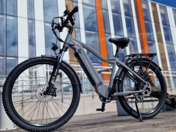 patron 1 1 <h2>DOUCHEBIKE 1000W PATRON...</h2> är en MTB elcykel som man kan ta bort stänkskärmarna och pakethållaren på om man vill ha en råare och coolare look på cykeln. Cykeln är mycket mångsidig och passar för de flesta sammanhangen, både grus och asfalt och skogen. Motorn är mycket stark på hela 1000W som ger dig extra kraft i uppförsbackarna. Elcykel DOUCHEBIKE 1000W PATRON - Räckvidd 100 km