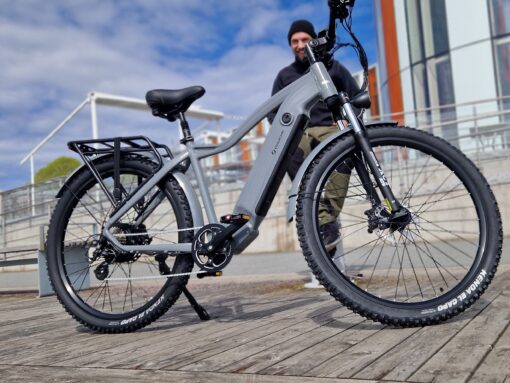 patron 13 1 <h2>DOUCHEBIKE 1000W PATRON...</h2> är en MTB elcykel som man kan ta bort stänkskärmarna och pakethållaren på om man vill ha en råare och coolare look på cykeln. Cykeln är mycket mångsidig och passar för de flesta sammanhangen, både grus och asfalt och skogen. Motorn är mycket stark på hela 1000W som ger dig extra kraft i uppförsbackarna. Elcykel DOUCHEBIKE 1000W PATRON - Räckvidd 100 km