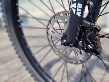 patron 2 1 <h2>DOUCHEBIKE 1000W PATRON...</h2> är en MTB elcykel som man kan ta bort stänkskärmarna och pakethållaren på om man vill ha en råare och coolare look på cykeln. Cykeln är mycket mångsidig och passar för de flesta sammanhangen, både grus och asfalt och skogen. Motorn är mycket stark på hela 1000W som ger dig extra kraft i uppförsbackarna. Elcykel DOUCHEBIKE 1000W PATRON - Räckvidd 100 km