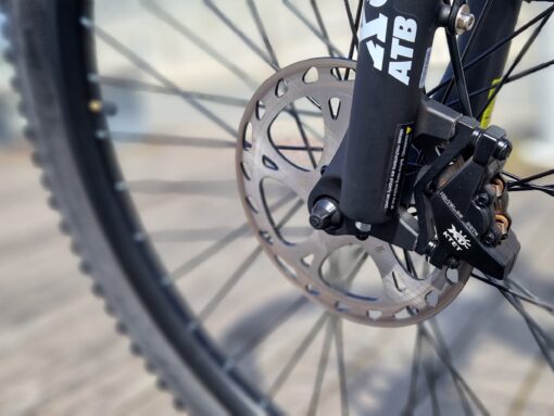 patron 2 1 <h2>DOUCHEBIKE 1000W PATRON...</h2> är en MTB elcykel som man kan ta bort stänkskärmarna och pakethållaren på om man vill ha en råare och coolare look på cykeln. Cykeln är mycket mångsidig och passar för de flesta sammanhangen, både grus och asfalt och skogen. Motorn är mycket stark på hela 1000W som ger dig extra kraft i uppförsbackarna. Elcykel DOUCHEBIKE 1000W PATRON - Räckvidd 100 km