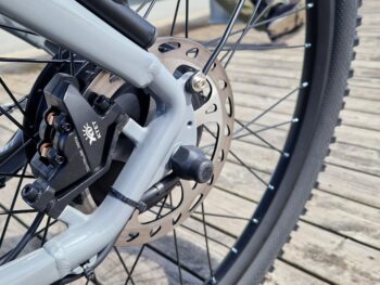 patron 3 1 <h2>DOUCHEBIKE 1000W PATRON...</h2> är en MTB elcykel som man kan ta bort stänkskärmarna och pakethållaren på om man vill ha en råare och coolare look på cykeln. Cykeln är mycket mångsidig och passar för de flesta sammanhangen, både grus och asfalt och skogen. Motorn är mycket stark på hela 1000W som ger dig extra kraft i uppförsbackarna. Elcykel DOUCHEBIKE 1000W PATRON - Räckvidd 100 km