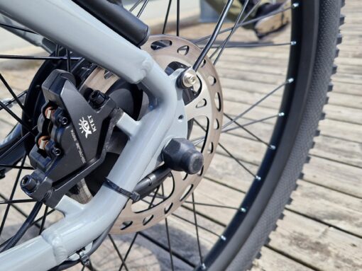patron 3 1 <h2>DOUCHEBIKE 1000W PATRON...</h2> är en MTB elcykel som man kan ta bort stänkskärmarna och pakethållaren på om man vill ha en råare och coolare look på cykeln. Cykeln är mycket mångsidig och passar för de flesta sammanhangen, både grus och asfalt och skogen. Motorn är mycket stark på hela 1000W som ger dig extra kraft i uppförsbackarna. Elcykel DOUCHEBIKE 1000W PATRON - Räckvidd 100 km
