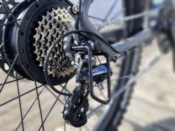patron 4 1 <h2>DOUCHEBIKE 1000W PATRON...</h2> är en MTB elcykel som man kan ta bort stänkskärmarna och pakethållaren på om man vill ha en råare och coolare look på cykeln. Cykeln är mycket mångsidig och passar för de flesta sammanhangen, både grus och asfalt och skogen. Motorn är mycket stark på hela 1000W som ger dig extra kraft i uppförsbackarna. Elcykel DOUCHEBIKE 1000W PATRON - Räckvidd 100 km