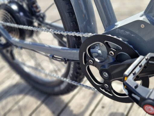 patron 5 1 <h2>DOUCHEBIKE 1000W PATRON...</h2> är en MTB elcykel som man kan ta bort stänkskärmarna och pakethållaren på om man vill ha en råare och coolare look på cykeln. Cykeln är mycket mångsidig och passar för de flesta sammanhangen, både grus och asfalt och skogen. Motorn är mycket stark på hela 1000W som ger dig extra kraft i uppförsbackarna. Elcykel DOUCHEBIKE 1000W PATRON - Räckvidd 100 km
