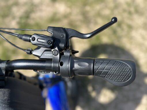 vuvuy scaled Vi presenterar Elcykel DOUCHEBIKE 1000W PLUS, en exceptionell kombination av kraft och finess för den moderna cyklisten. Påbörja en resa av effektivitet och stil med denna toppmoderna e-cykel. Elcykel DOUCHEBIKE 1000W PLUS - Hopfällbar - Räckvidd 100km