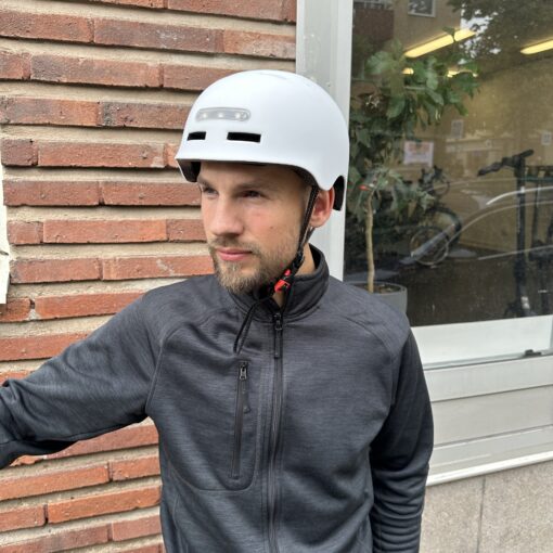 hjalm vit 1 Hjälm med LED belysning fram och bak