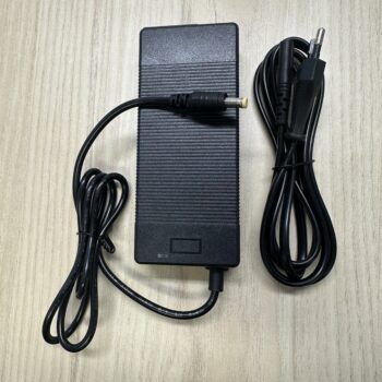 IMG 0419 Laddare Laddare 36V/2A - output 42V - 2,1mm kontakt