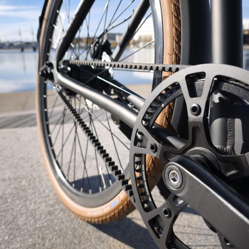 IMG 20251013 122110 scaled Upptäck friheten med den underhållsfria DOUCHEBIKE Elcykel 250W SP5000 - en perfekt kombination av stil, kraft och hållbarhet. Njut av 80 km räckvidd och en robust remdrift för en smidig färd. Elcykel DOUCHEBIKE 250W SP5000 - Remdrift - Räckvidd 80 km