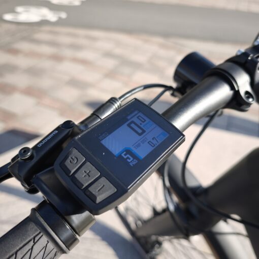 IMG 20251013 122118 scaled Upptäck friheten med den underhållsfria DOUCHEBIKE Elcykel 250W SP5000 - en perfekt kombination av stil, kraft och hållbarhet. Njut av 80 km räckvidd och en robust remdrift för en smidig färd. Elcykel DOUCHEBIKE 250W SP5000 - Remdrift - Räckvidd 80 km