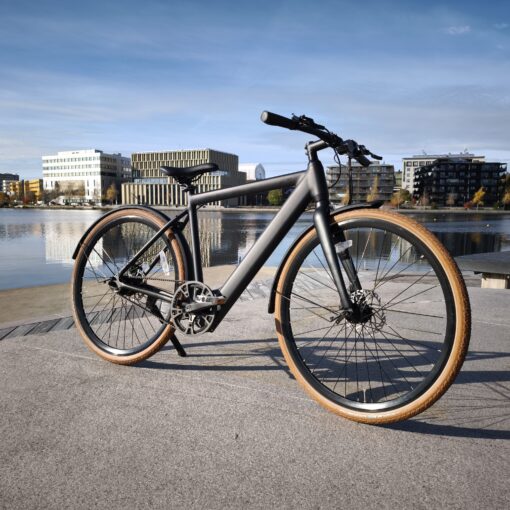IMG 20251013 122916 scaled Upptäck friheten med den underhållsfria DOUCHEBIKE Elcykel 250W SP5000 - en perfekt kombination av stil, kraft och hållbarhet. Njut av 80 km räckvidd och en robust remdrift för en smidig färd. Elcykel DOUCHEBIKE 250W SP5000 - Remdrift - Räckvidd 80 km