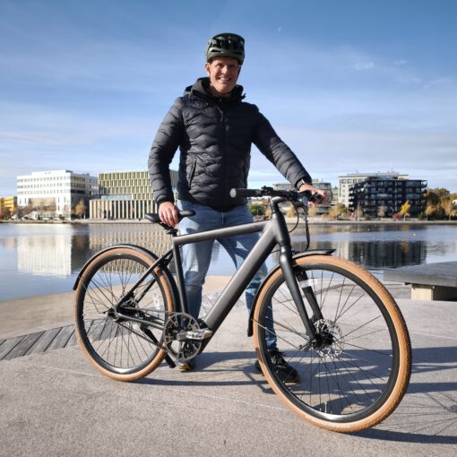 IMG 20251013 122953 scaled Upptäck friheten med den underhållsfria DOUCHEBIKE Elcykel 250W SP5000 - en perfekt kombination av stil, kraft och hållbarhet. Njut av 80 km räckvidd och en robust remdrift för en smidig färd. Elcykel DOUCHEBIKE 250W SP5000 - Remdrift - Räckvidd 80 km